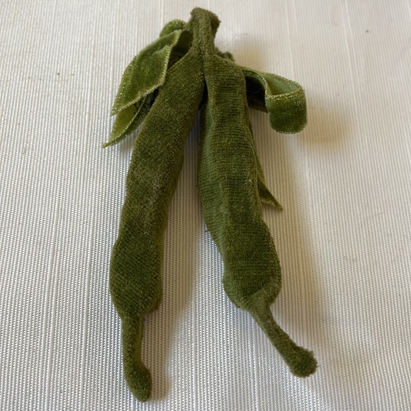 Vintage velvet Perl faux Peas in a Pod pin or ornament made in Japan - Picture 4 of 5